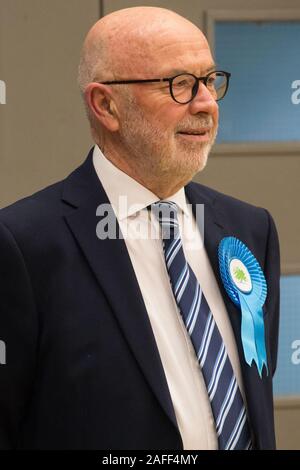 Maidenhead, Regno Unito. 12 dicembre, 2019. Cllr David Coppinger (conservatore) osserva il personale di conteggio di verifica e il conteggio dei voti espressi in generale a el Foto Stock