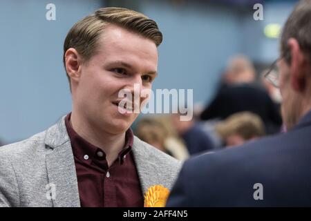 Maidenhead, Regno Unito. 12 dicembre, 2019. Joshua Reynolds, il gruppo del Partito europeo dei liberali democratici candidato, parla ai rappresentanti dei media al conteggio per il generale el Foto Stock