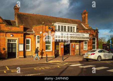 Letchworth Garden City Stazione Ferroviaria. Completato nel 1912 la stazione ferroviaria è integrato nelle arti e mestieri di stile. Il Grade ii Listed. Foto Stock