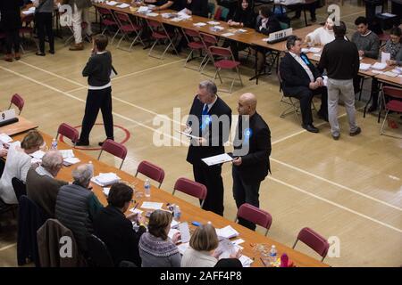 Maidenhead, Regno Unito. 12 dicembre, 2019. Il conteggio di verifica personale e il conteggio dei voti nelle elezioni generali per la circoscrizione di Windsor. Credito: Mark K Foto Stock