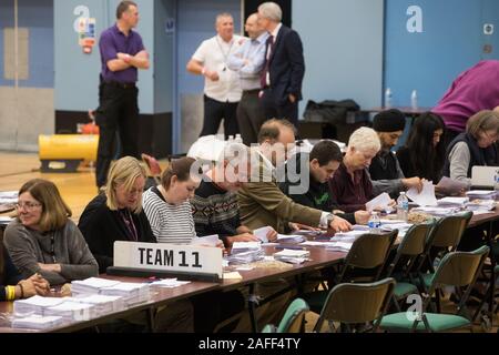 Maidenhead, Regno Unito. 12 dicembre, 2019. Il conteggio di verifica personale e il conteggio dei voti nelle elezioni generali per la circoscrizione di Maidenhead. Credito: Mar Foto Stock