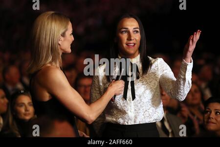 Gabby Logan (sinistra) interviste Lucy bronzo durante la BBC Sports personalità dell'anno 2019 all'P&J Live, Aberdeen. Foto Stock