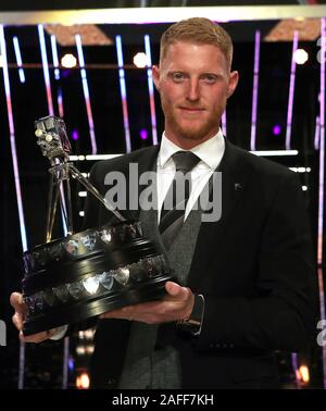 Ben Stokes pone con la BBC Sports Personalità del premio di anno durante la BBC Sports personalità dell'anno 2019 all'P&J Live, Aberdeen. Foto Stock