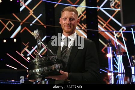 Ben Stokes pone con la BBC Sports Personalità del premio di anno durante la BBC Sports personalità dell'anno 2019 all'P&J Live, Aberdeen. Foto Stock