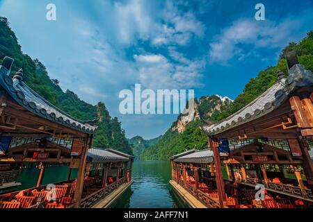Wulingyuan, Cina - Agosto 2019 : le imbarcazioni turistiche in attesa di passeggeri sulla riva del lago di Lago Baofeng, Zhangjiajie National Forest Park, Hunan Prov Foto Stock