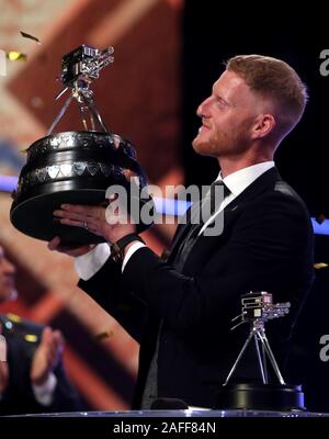 Ben Stokes pone con la BBC Sports Personalità del premio di anno durante la BBC Sports personalità dell'anno 2019 all'P&J Live, Aberdeen. Foto Stock