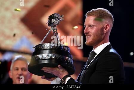 Ben Stokes pone con la BBC Sports Personalità del premio di anno durante la BBC Sports personalità dell'anno 2019 all'P&J Live, Aberdeen. Foto Stock