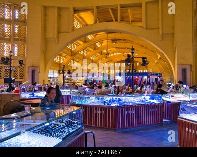 Gli operatori nel mercato centrale edificio in Phnom Penh Cambogia. Foto Stock