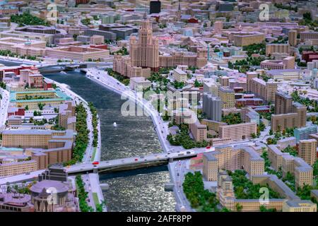 Mosca, Russia - Luglio 2019: VDNKh, Moscow City modello in scala, Kotelnicheskaya Embankment edificio è uno dei sette grattacieli stalinista stabilite nel set Foto Stock