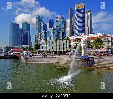 Blick auf die Skyline von Singapur mit weissen Loewen Foto Stock