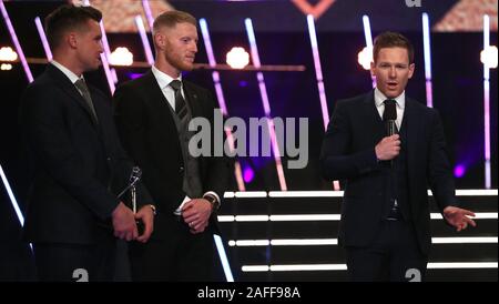 Eoin Morgan (destra) parla sul palcoscenico dopo Inghilterra ricevere il Team del premio di anno lungo il lato Jason Roy (sinistra) e Ben Stokes durante la BBC Sports personalità dell'anno 2019 all'P&J Live, Aberdeen. Foto Stock