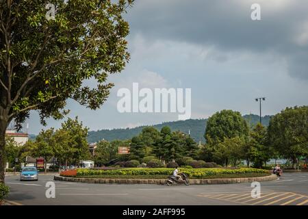 Wulingyuan, Cina - Agosto 2019 : Taxi in avvicinamento alla rotatoria su una strada della città Wullingyuan, nella provincia del Hunan, Foto Stock