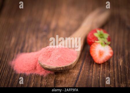Fresche fragole fatta in polvere su un sfondo vintage come dettagliato di close-up shot Foto Stock