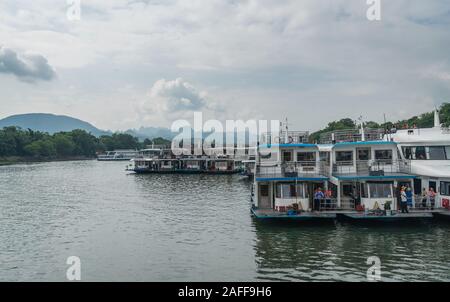 Guilin, Cina - Agosto 2019 : le imbarcazioni turistiche in attesa per i turisti sulla sponda del magnifico fiume Li in Guilin Foto Stock