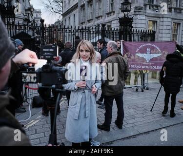 TV russe UKFM rapporti di protesta a Downing Street il giorno dopo l'elezione generale BRITANNICA 2019 Foto Stock