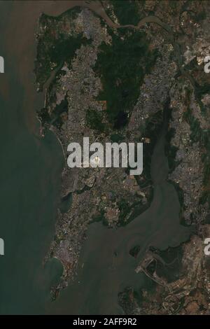 Mumbai, noto anche come Bombay in India visto dallo spazio - contiene modificati Sentinella di Copernico dati (2019) Foto Stock