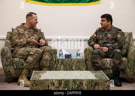 Peshmerga comandante il Mag. Gen. Sirwan Barzani, a destra si incontra con U.S. Esercito Col. Scott Holden, Kurdistan Centro di Coordinamento direttore, a sinistra, per discutere di cooperazione lottando contro lo Stato islamico al Black Tiger Camp Dicembre 14, 2019 Gwer, Iraq. Foto Stock