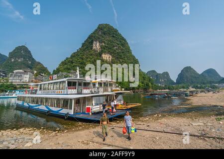 Yangshuo, Cina - Agosto 2019 : persone locali lasciando il traghetto dopo attraversamento fluviale sul fiume Li shore, Yangshuo, cittadina della provincia di Guangxi Foto Stock