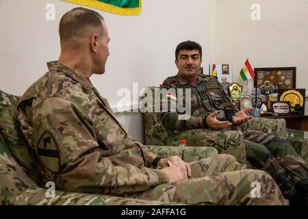 Peshmerga comandante il Mag. Gen. Sirwan Barzani, a destra si incontra con U.S. Esercito Col. Scott Holden, Kurdistan Centro di Coordinamento direttore, a sinistra, per discutere di cooperazione lottando contro lo Stato islamico al Black Tiger Camp Dicembre 14, 2019 Gwer, Iraq. Foto Stock