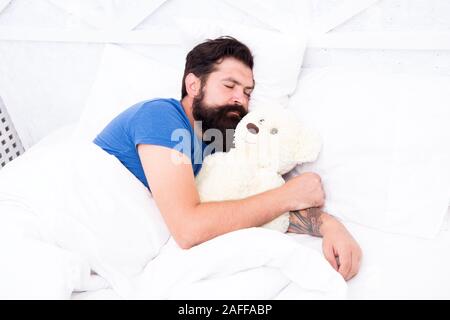Trascorrere il weekend a letto. Confortevole a casa. Buona notte e dolci sogni. uomo barbuto orsacchiotto a letto. Il giocattolo di peluche concetto. presente per voi. buon compleanno. Amore e gentilezza. È il momento di andare a dormire. Foto Stock