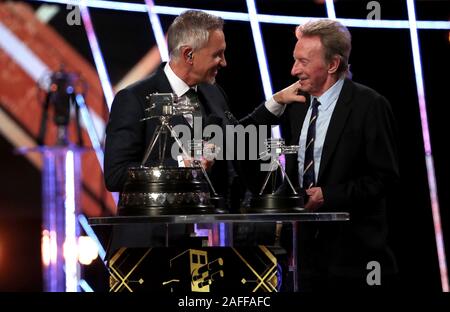 Il presentatore Gary Lineker (sinistra) e Dennis Legge sul palco durante la BBC Sports personalità dell'anno 2019 all'P&J Live, Aberdeen. Foto Stock