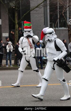 Vancouver, Canada - 1 Dicembre 2019: Stormtroopers da Star Wars film sta andando giù per la strada nel corso annuale di Santa Claus Parade Foto Stock