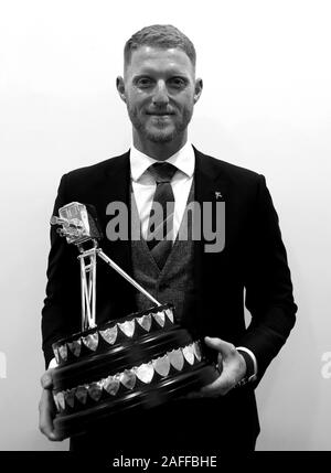 Ben Stokes pone con il suo trofeo dopo la BBC Sports personalità dell'anno 2019 all'P&J Live, Aberdeen. Foto Stock