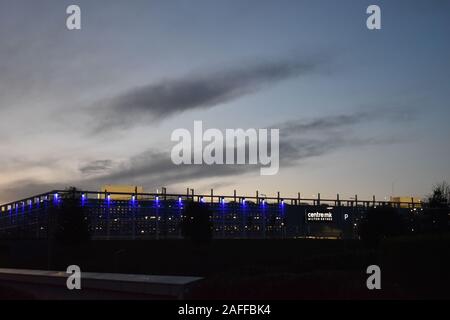 Center:mk sign in Milton Keynes di notte, visto da Campbell Park. Foto Stock