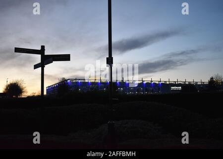 Center:mk sign in Milton Keynes di notte, visto da Campbell Park. Foto Stock