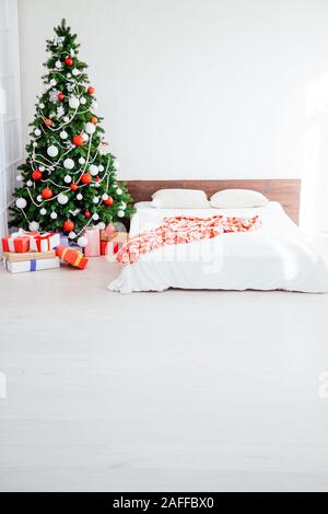 Natale camera da letto con letto doni anno nuovo cartolina ad albero Foto Stock