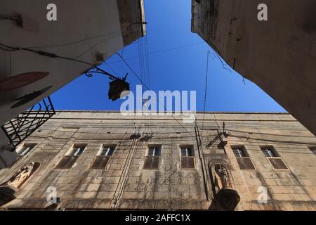 Fastidiosi cavi elettrici su edifici in Malta Foto Stock