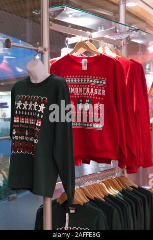 Burnaby, Canada - 11 dicembre 2019: Natale colorati brutto maglioni per la vendita sono disponibili a Simon Fraser University bookstore Foto Stock