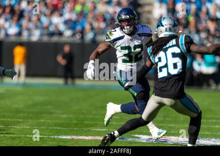 Charlotte, NC, Stati Uniti d'America. 15 Dic, 2019. Seattle Seahawks running back Chris Carson (32) viene eseguito per la prima verso il basso nella NFL matchup presso la Bank of America Stadium di Charlotte, NC. (Scott Kinser/Cal Sport Media). Credito: csm/Alamy Live News Foto Stock