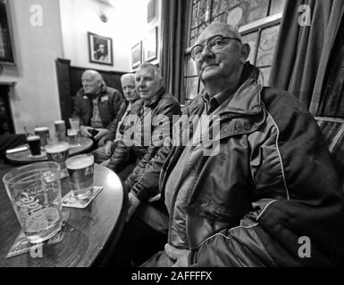 Gustando una pinta, al Circus Tavern, Portland Street, Manchester, la più piccola casa pubblica della città, 1790, UN pub Tetley Foto Stock