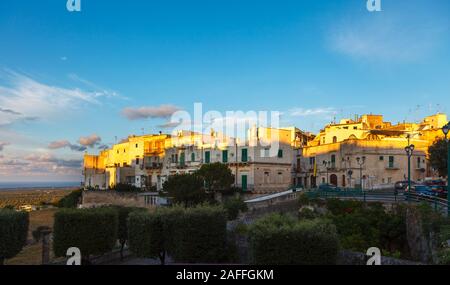 Gli edifici di vecchia costruzione nella storica città di collina di Ostuni nel distretto di Brindisi, puglia, Italia meridionale, illuminate da soft golden ora estate luce della sera Foto Stock