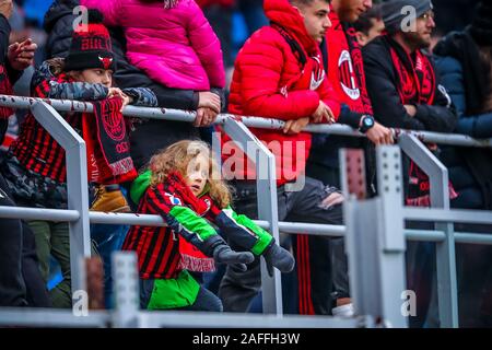 Milano, Italia. 15 Dic, 2019. ventole milanduring AC Milan vs Sassuolo, italiano di calcio di Serie A del campionato Gli uomini in Milano, Italia, 15 Dicembre 2019 - LPS/Fabrizio Carabelli Credito: Fabrizio Carabelli/LP/ZUMA filo/Alamy Live News Foto Stock