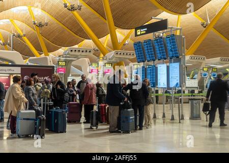 I passeggeri in attesa prima di verificare la presenza in Madrid-Barajas Adolfo Suárez aeroporto a Madrid, Spagna. Foto Stock