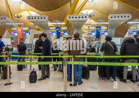 Coda di passeggeri al momento del check-in presso il terminal 4 di Madrid Barajas Adolfo Suárez aeroporto a Madrid, Spagna. Foto Stock