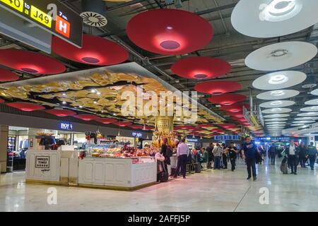 Un ristorante nel terminale 4 delle partenze Madrid-Barajas Adolfo Suárez aeroporto a Madrid, Spagna. Le caratteristiche del soffitto circolare grande verso il basso gli accendini. Foto Stock