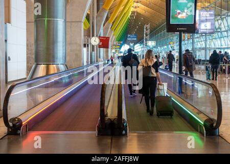 Marciapiedi mobili o i marciapiedi mobili in Madrid-Barajas Adolfo Suárez Aeroporto, Madrid, Spagna aiutano i passeggeri ottenere per loro i cancelli di partenza rapidamente. Foto Stock