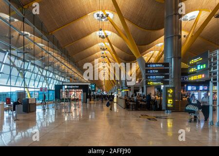 Partenza lounge a Madrid-Barajas Adolfo Suárez, Aeroporto Madrid Spagna dotato di architettura moderna con una parete di vetro e il soffitto ondulato Foto Stock