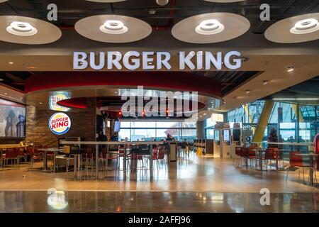 Burger King e un ristorante fast food nel Terminal 4S di Madrid-Barajas Adolfo Suárez aeroporto a Madrid, Spagna. Foto Stock