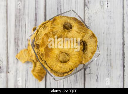 Essiccato sugli anelli di ananas su un sfondo vintage come dettagliato di close-up shot, il fuoco selettivo Foto Stock