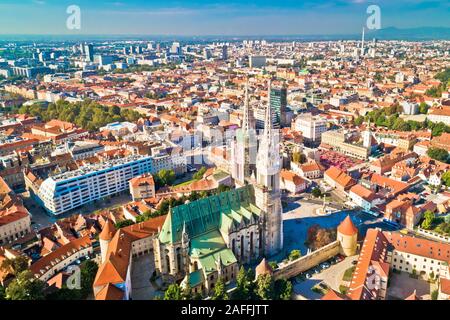 La cattedrale di Zagabria e al centro della città vista aerea, capitale della Croazia Foto Stock