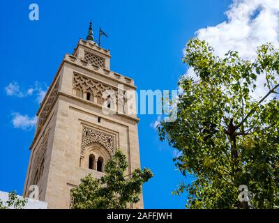 CASABLANCA, Marocco - circa aprile 2018: minareto della moschea Muhammadi in Casablanca. Situato nel Quartier Habous questo è famosa Moschea di Casabla Foto Stock