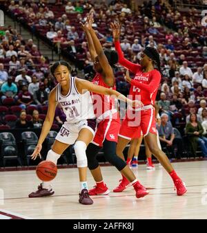 College Station, Texas, Stati Uniti d'America. 15 Dic, 2019. Dicembre 15, 2019- College Station, TX., U.S- Texas A&M N'DEA JONES rigidi passato due difensori di Houston nel primo semestre a Arena Reed College Station, Texas. Credito: Jerome Hicks/ZUMA filo/Alamy Live News Foto Stock