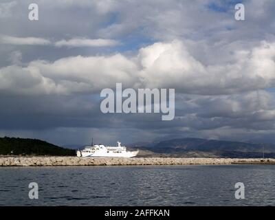 Kerkyra Lines traghetto Agia Theodora lasciando porto di Corfù, su un nuvoloso giorno di inverno, Venizelou Street, Città di Corfù, Corfu, Grecia Foto Stock