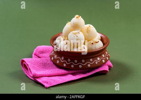 Indian dolce - Rasgulla, famoso dolce bengalesi in argilla con vaso igienico Foto Stock