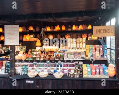 Una bancarella vendendo piccole lampade e diversi tipi di prodotti di incenso in una fase di stallo come nel mercato di Natale a Edimburgo natale Foto Stock