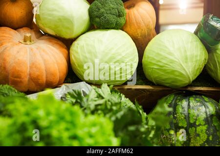 Immagine di sfondo di vegetale stand al mercato degli agricoltori con zucche e cavoli cappucci durante il raccolto autunnale, spazio di copia Foto Stock